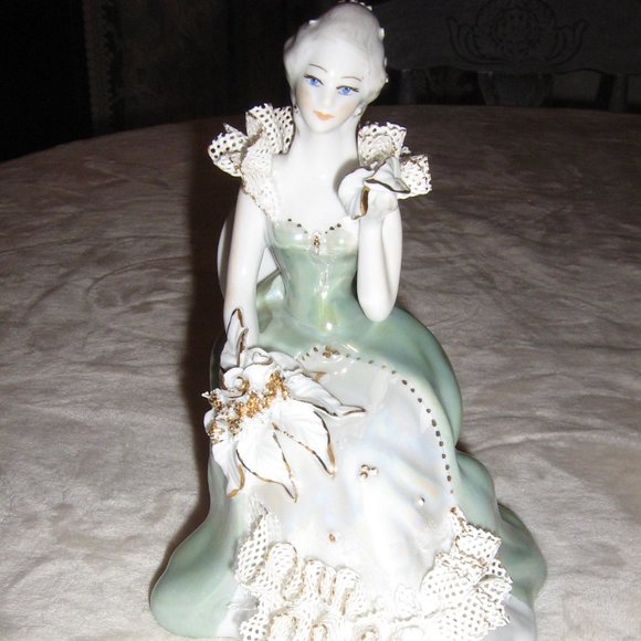 Lady Sitting In A Chair,  Vintage Figurine - Picture 1 of 2